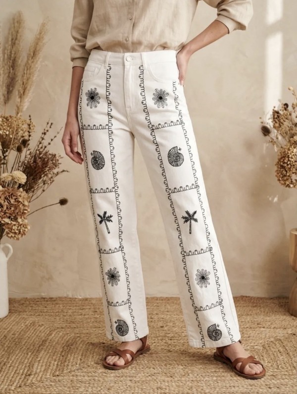 Jean blanc brodé bleu marine