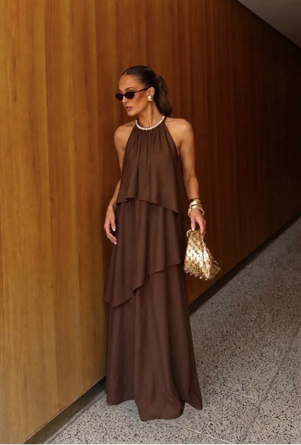 Robe longue chocolat fluide à col perlé